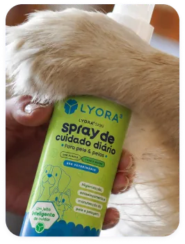 Aplicando o spray na pelagem do cão